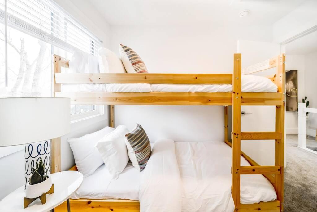 ✦chic Haven✦3br Near Dt & Wem, King Bed, Trails, Fast Wifi, Sleeps 6! Holiday home Edmonton